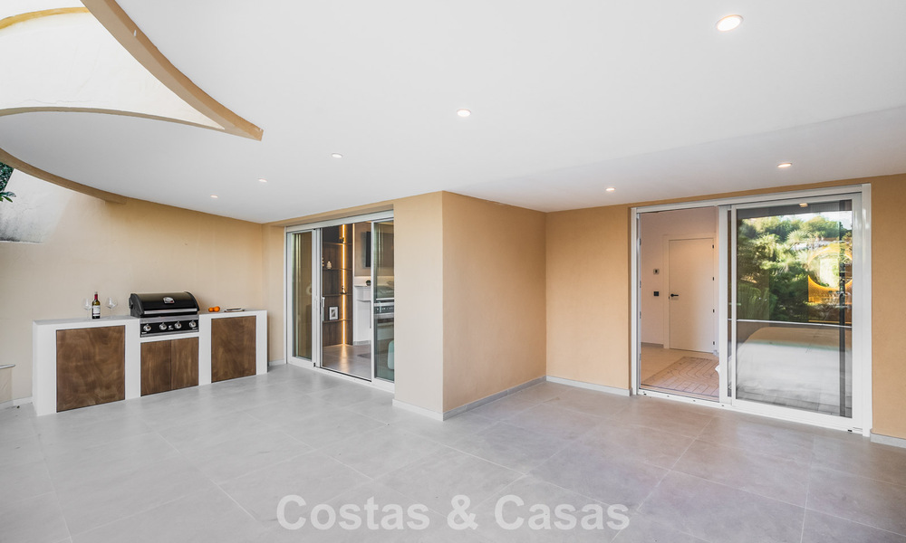 4-slaapkamer luxe appartement te koop in een beveiligd complex direct aan de golfbaan in Nueva Andalucia, Marbella 780364