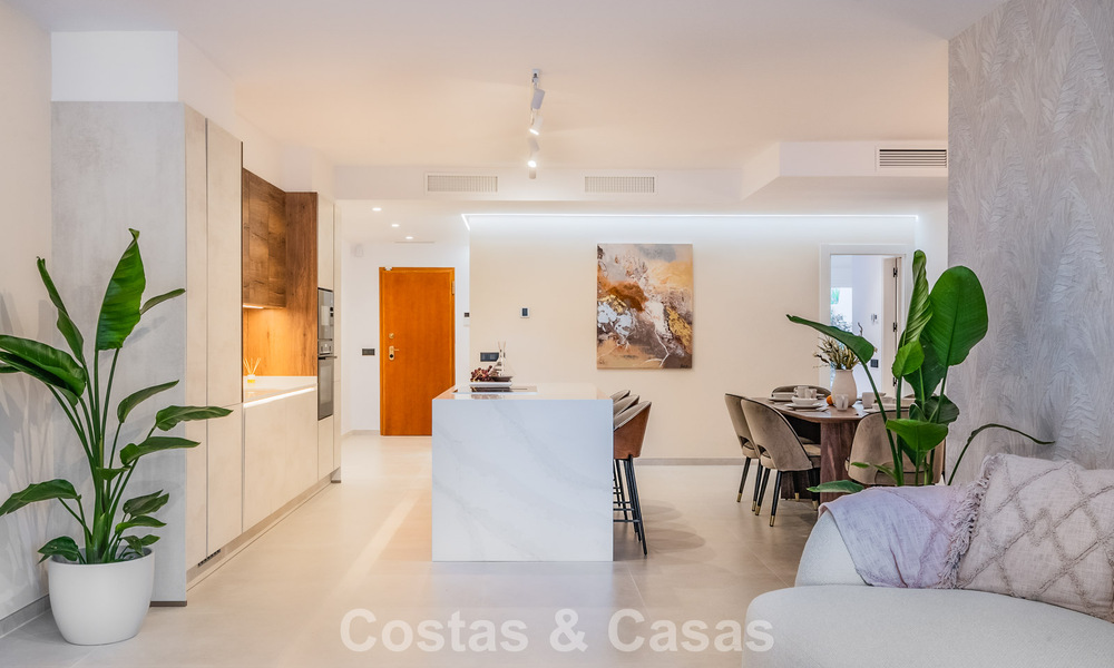 4-slaapkamer luxe appartement te koop in een beveiligd complex direct aan de golfbaan in Nueva Andalucia, Marbella 780368