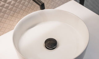 4-slaapkamer luxe appartement te koop in een beveiligd complex direct aan de golfbaan in Nueva Andalucia, Marbella 780371 