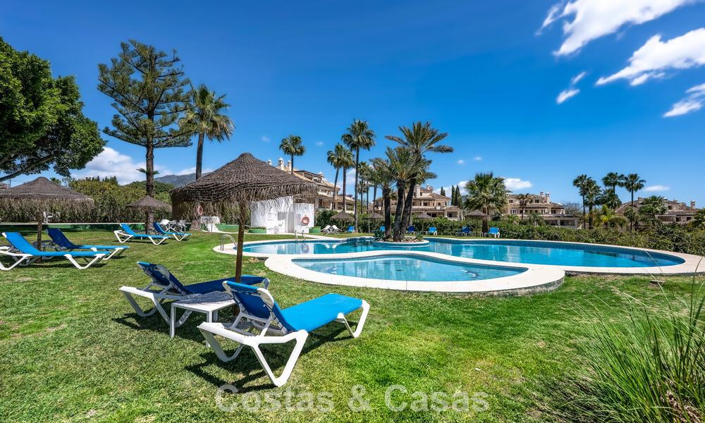4-slaapkamer luxe appartement te koop in een beveiligd complex direct aan de golfbaan in Nueva Andalucia, Marbella 780374