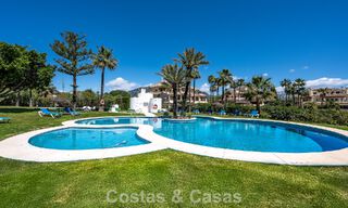 4-slaapkamer luxe appartement te koop in een beveiligd complex direct aan de golfbaan in Nueva Andalucia, Marbella 780375 