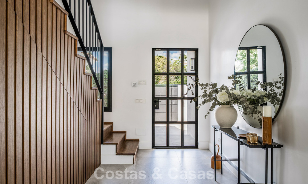 Ruime familievilla met een hedendaagse, Andalusiche charme te koop in Nueva Andalucia’s golfvallei, Marbella 780462