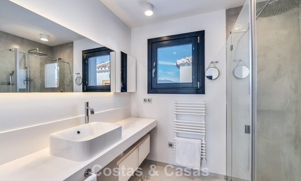 Charmant hoekhuis te koop in een exclusieve urbanisatie op de Golden Mile van Marbella 780475