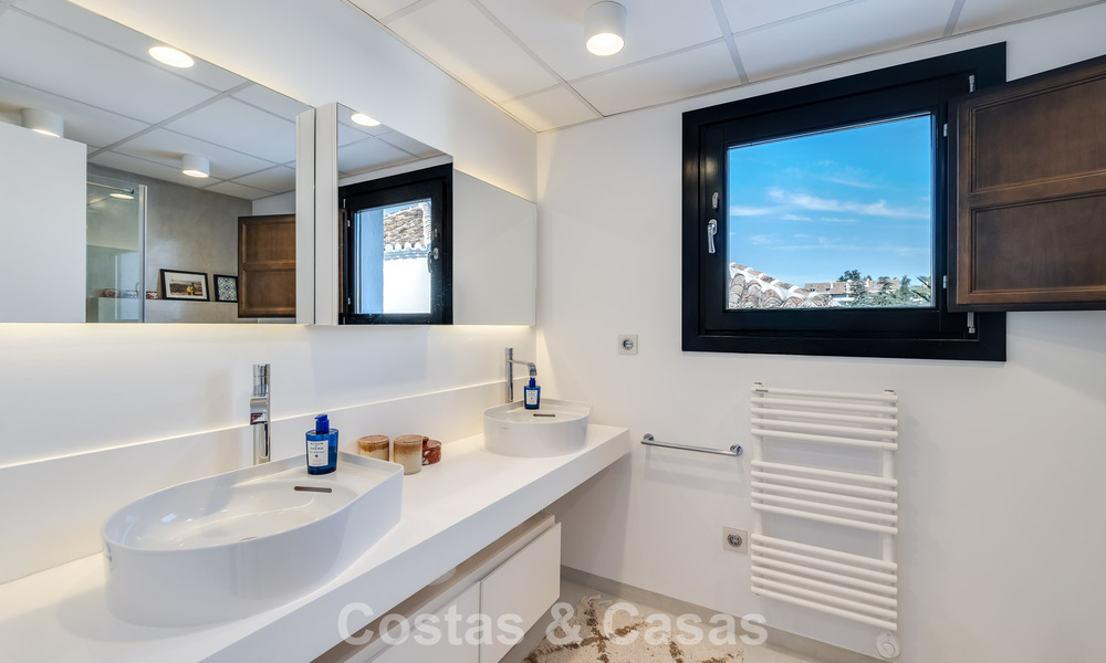 Charmant hoekhuis te koop in een exclusieve urbanisatie op de Golden Mile van Marbella 780478