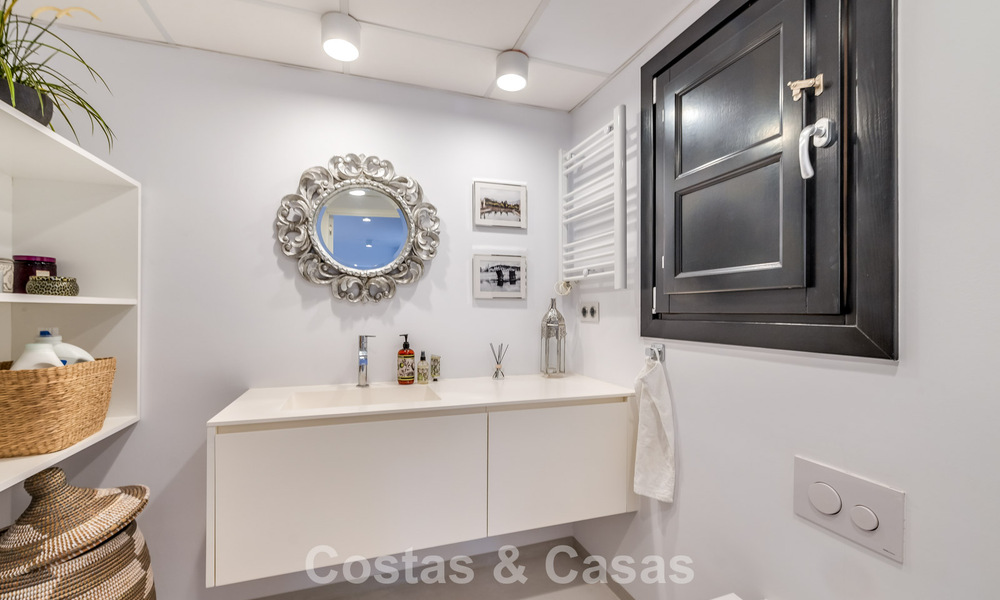 Charmant hoekhuis te koop in een exclusieve urbanisatie op de Golden Mile van Marbella 780484