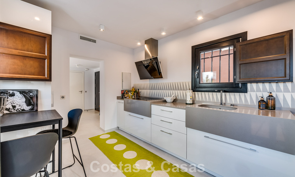 Charmant hoekhuis te koop in een exclusieve urbanisatie op de Golden Mile van Marbella 780493