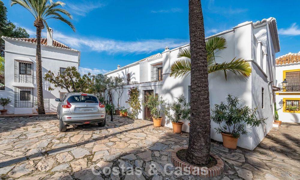 Charmant hoekhuis te koop in een exclusieve urbanisatie op de Golden Mile van Marbella 780499