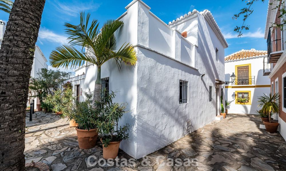 Charmant hoekhuis te koop in een exclusieve urbanisatie op de Golden Mile van Marbella 780500