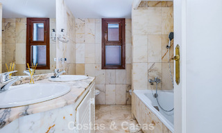 Townhouse te koop met zeezicht in een eerstelijnsstrand complex dicht bij Estepona centrum 780555 
