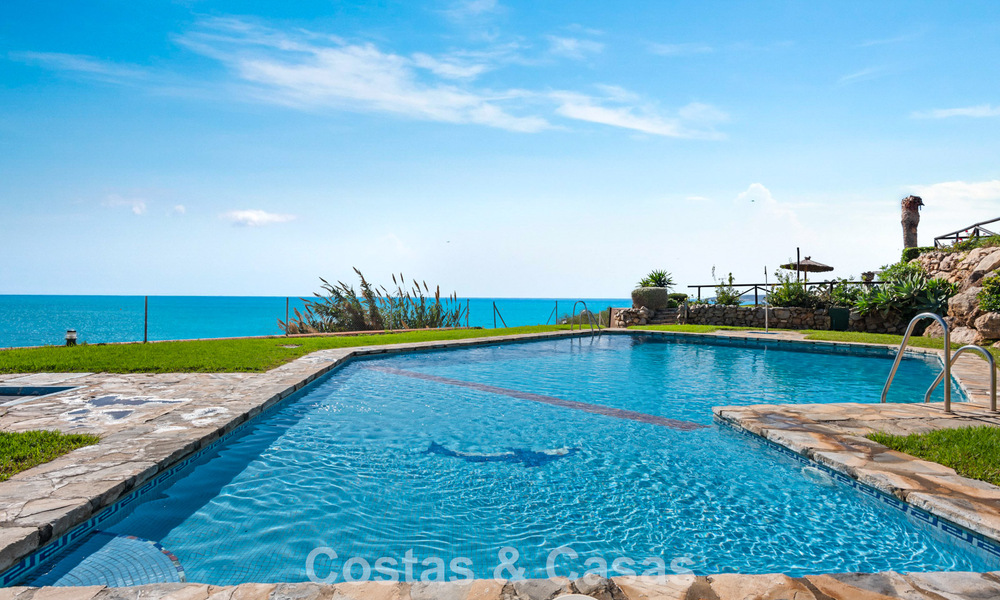 Townhouse te koop met zeezicht in een eerstelijnsstrand complex dicht bij Estepona centrum 780568