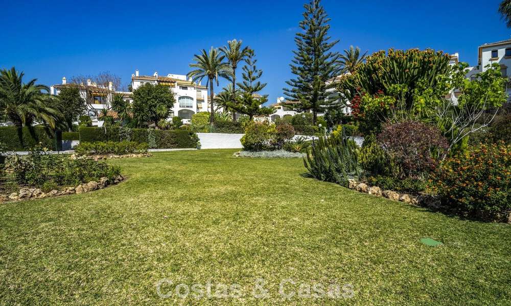 Gerenoveerd 3-slaapkamer tuinappartement op loopafstand van Puerto Banus in Nueva Andalucia, Marbella 780704