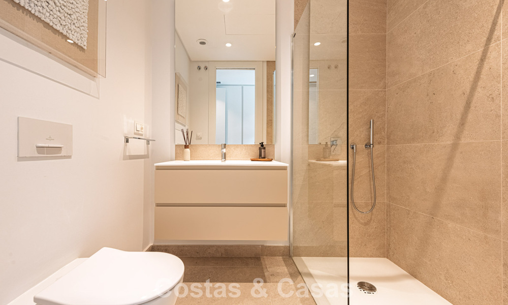 Superieur tuinappartement met panoramisch zeezicht te koop in La Quinta, Marbella - Benahavis 780715