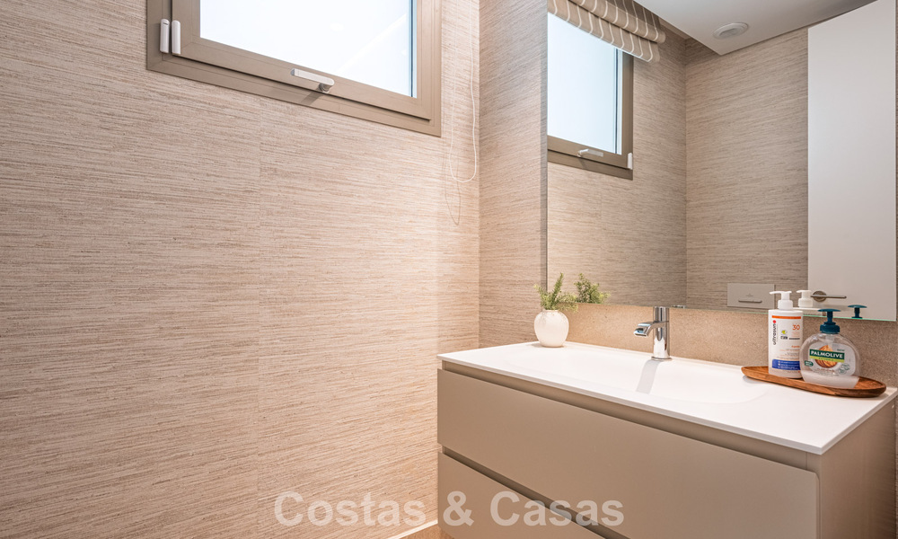 Superieur tuinappartement met panoramisch zeezicht te koop in La Quinta, Marbella - Benahavis 780718
