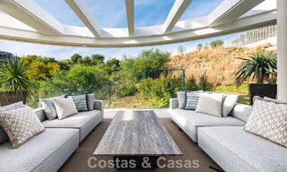 Superieur tuinappartement met panoramisch zeezicht te koop in La Quinta, Marbella - Benahavis 780728 