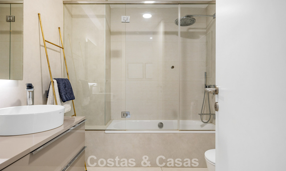 Luxueus, modern appartement met zeezicht te koop direct aan het strand in Estepona, Costa del Sol 780788