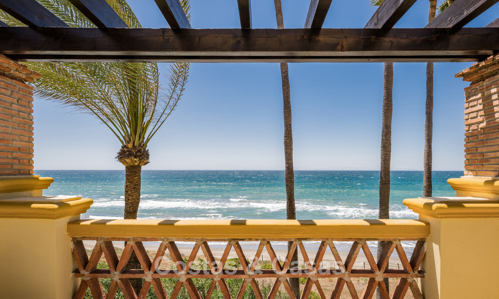 Luxueus 3-slaapkamer eerstelijnsstrand appartement met frontaal zeezicht te koop ten oosten van Marbella centrum 780910