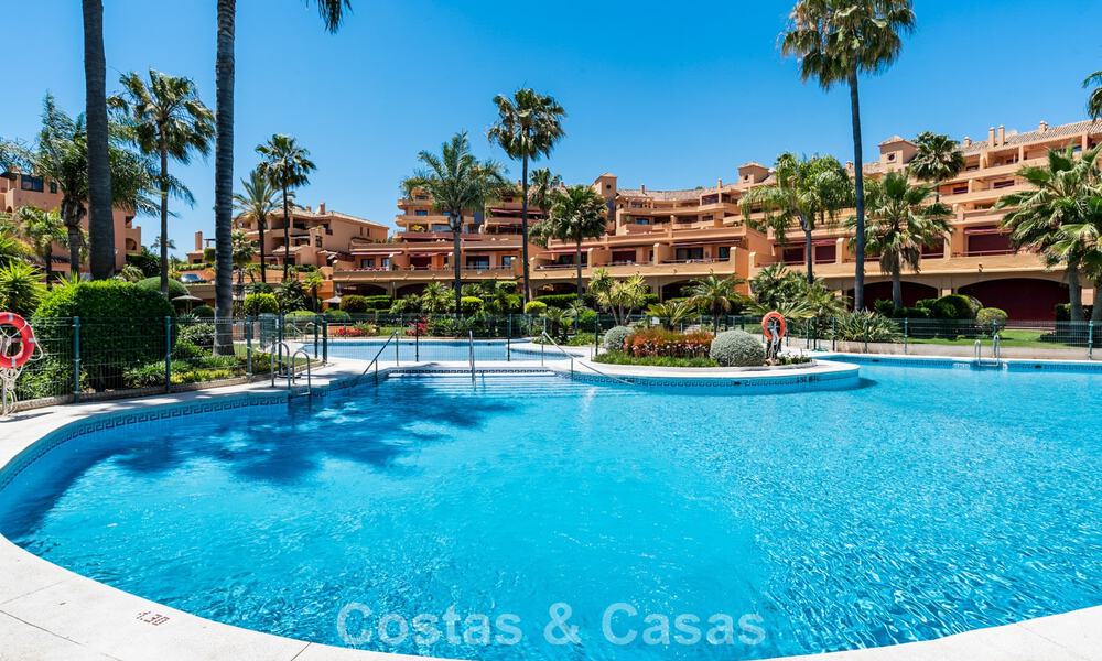 Instapklaar strandappartement met prachtig zeezicht te koop in het westelijke deel van Estepona 781089