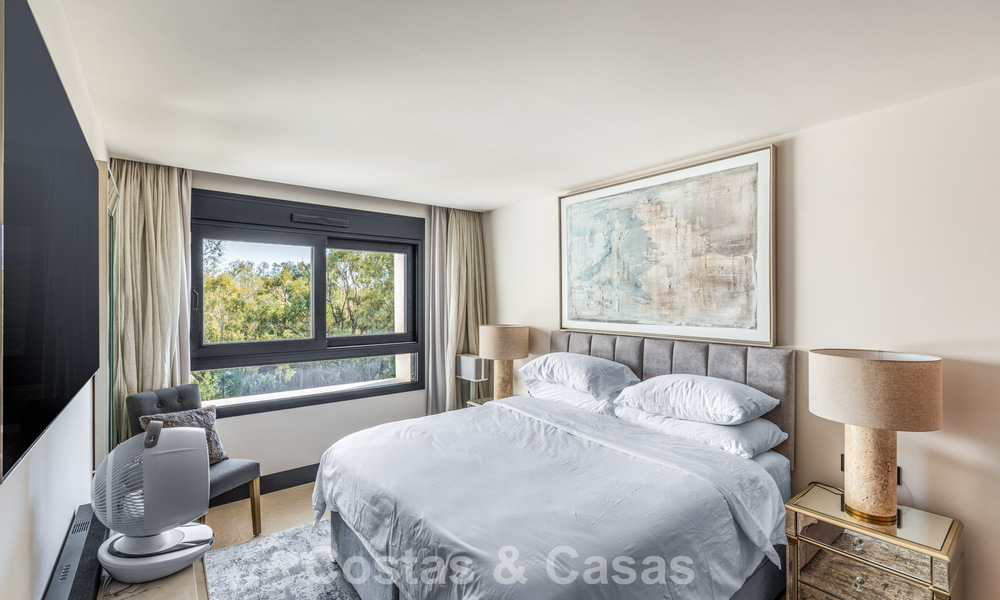 Instapklaar, modern penthouse in een complex naast een meer met panoramisch uitzicht te koop in Nueva Andalucia, Marbella 781568
