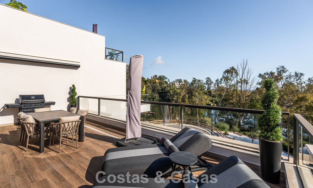 Instapklaar, modern penthouse in een complex naast een meer met panoramisch uitzicht te koop in Nueva Andalucia, Marbella 781575