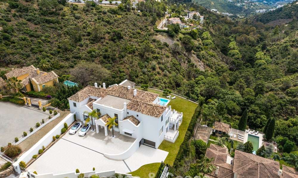 Exclusieve luxevilla met een Andalusische bouwstijl te koop in El Madroñal in Marbella - Benahavis 781625