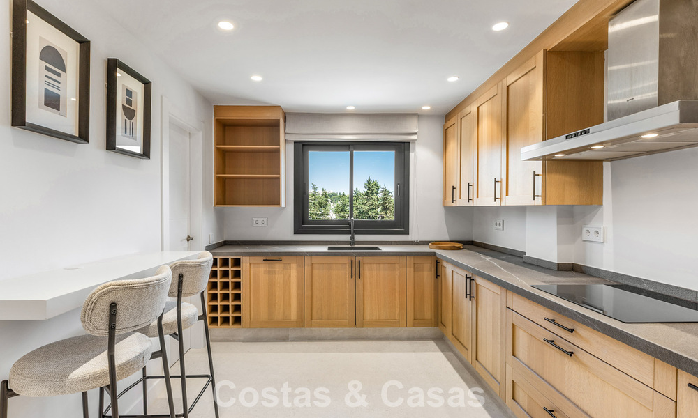 Prachtig gerenoveerd herenhuis te koop eerstelijns Aloha Golf in Nueva Andalucia, Marbella 781724