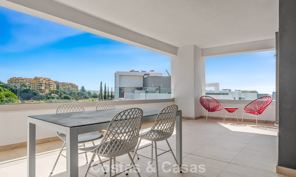 Instapklaar, contemporain appartement te koop op de New Golden Mile tussen Marbella en Estepona 781967