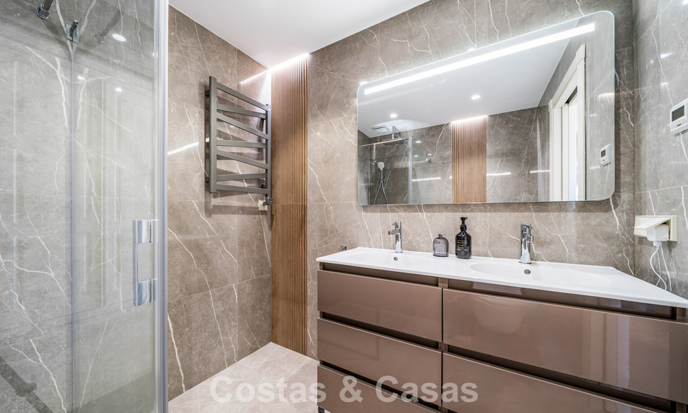 Instapklaar appartement met zeezicht te koop in een eerstelijns strandcomplex op loopafstand van Estepona centrum 782367