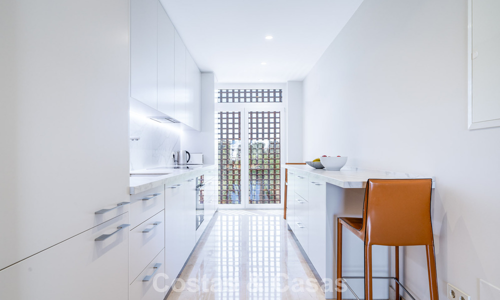 Instapklaar appartement met zeezicht te koop in een eerstelijns strandcomplex op loopafstand van Estepona centrum 782368