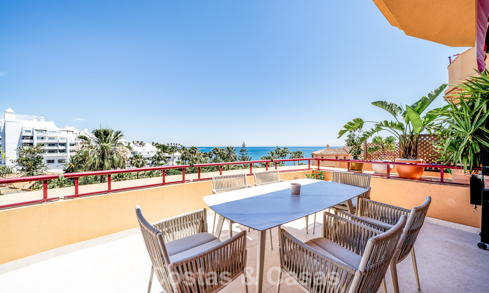 Instapklaar appartement met zeezicht te koop in een eerstelijns strandcomplex op loopafstand van Estepona centrum 782370