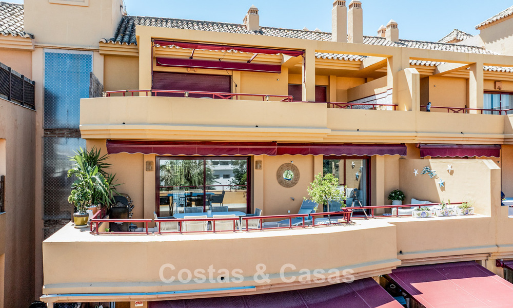 Instapklaar appartement met zeezicht te koop in een eerstelijns strandcomplex op loopafstand van Estepona centrum 782371