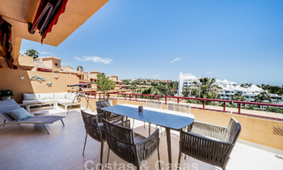 Instapklaar appartement met zeezicht te koop in een eerstelijns strandcomplex op loopafstand van Estepona centrum 782375 