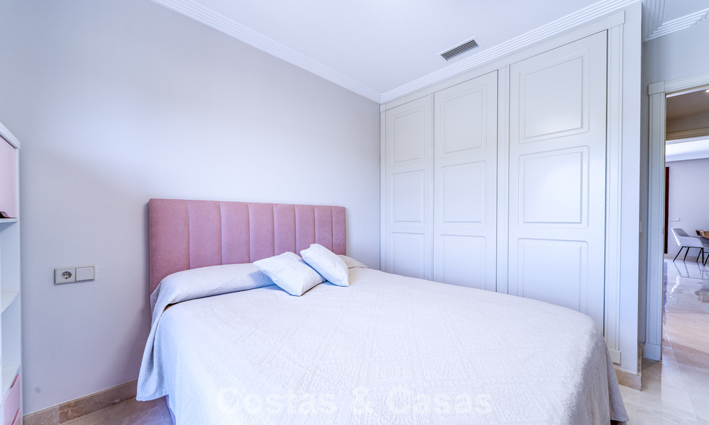 Instapklaar appartement met zeezicht te koop in een eerstelijns strandcomplex op loopafstand van Estepona centrum 782379