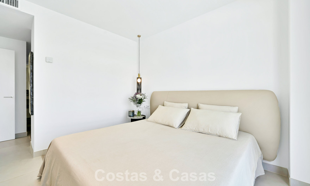 Instapklaar appartement met berg- en zeezicht te koop in een vooruitstrevend lifestyle-complex in Fuengirola, Costa del Sol 782098