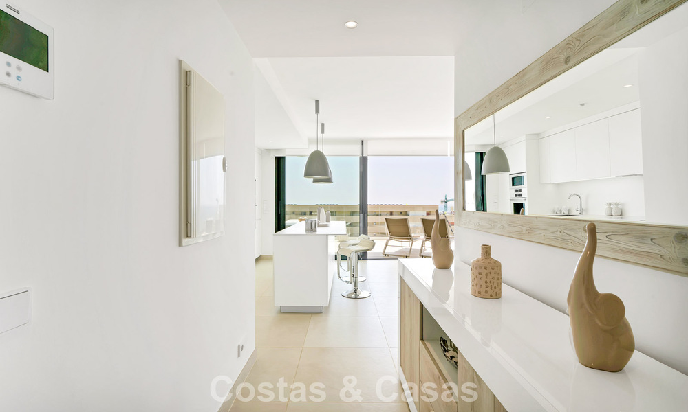 Instapklaar appartement met berg- en zeezicht te koop in een vooruitstrevend lifestyle-complex in Fuengirola, Costa del Sol 782106