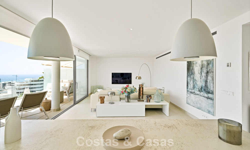 Instapklaar appartement met berg- en zeezicht te koop in een vooruitstrevend lifestyle-complex in Fuengirola, Costa del Sol 782115