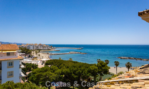 Duplex penthouse met zeezicht te koop in een gated, eerstelijns strandcomplex in Puerto Banus, Marbella 782235