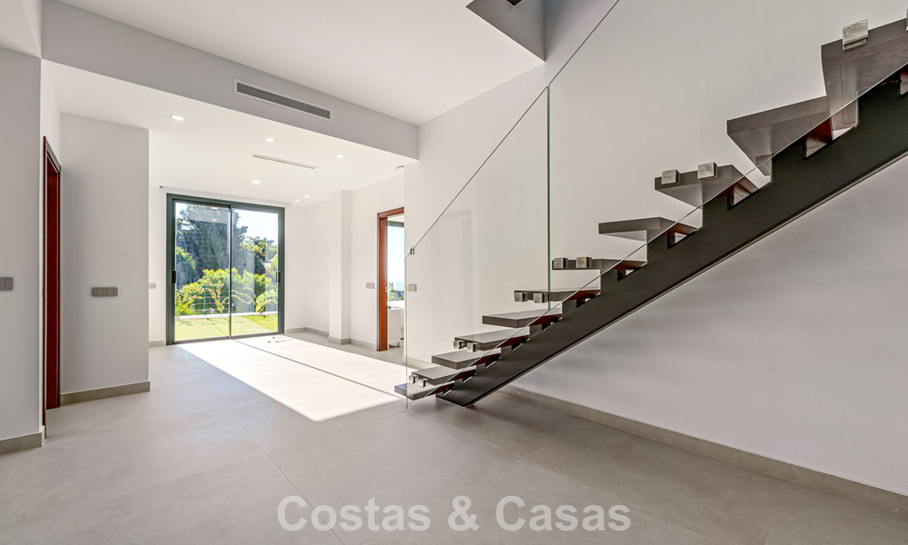 Instapklare, moderne luxevilla met panoramisch zeezicht te koop in een rustige woonwijk in Benalmadena, Costa del Sol 782342