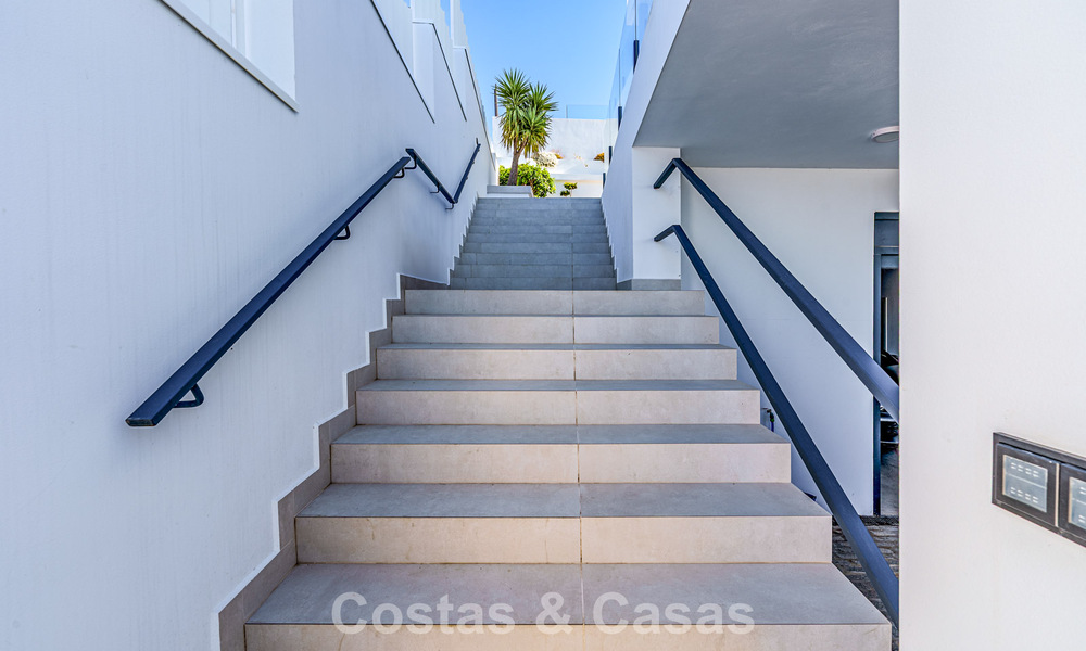 Instapklare, moderne luxevilla met panoramisch zeezicht te koop in een rustige woonwijk in Benalmadena, Costa del Sol 782352