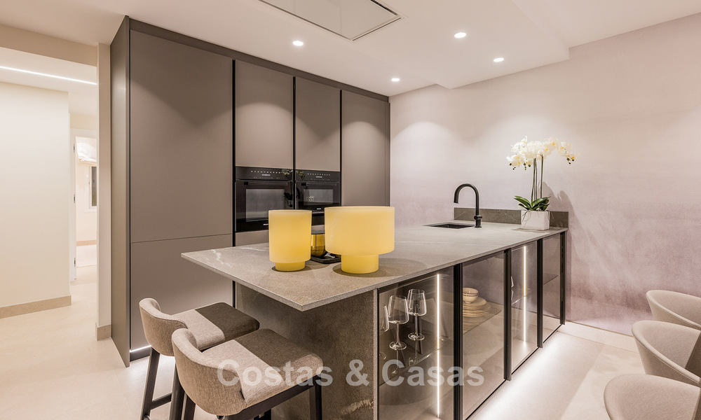 Hoogwaardig gerenoveerd tuinappartement met open zeezicht te koop, eerstelijnsstrand tussen Marbella en Estepona 783409