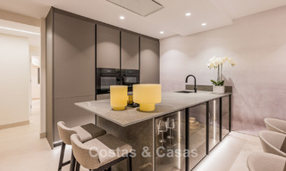 Hoogwaardig gerenoveerd tuinappartement met open zeezicht te koop, eerstelijnsstrand tussen Marbella en Estepona 783409 