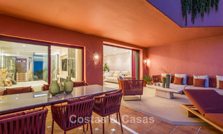 Hoogwaardig gerenoveerd tuinappartement met open zeezicht te koop, eerstelijnsstrand tussen Marbella en Estepona 783410 