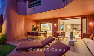 Hoogwaardig gerenoveerd tuinappartement met open zeezicht te koop, eerstelijnsstrand tussen Marbella en Estepona 783411 