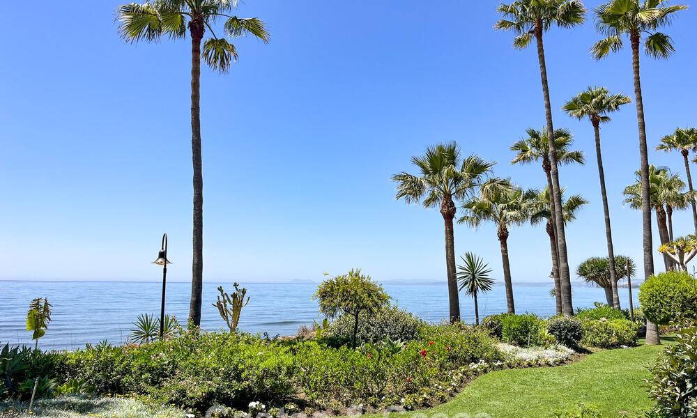 Hoogwaardig gerenoveerd tuinappartement met open zeezicht te koop, eerstelijnsstrand tussen Marbella en Estepona 783412