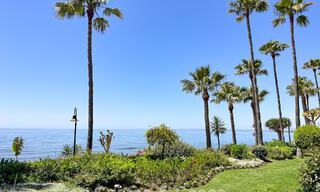 Hoogwaardig gerenoveerd tuinappartement met open zeezicht te koop, eerstelijnsstrand tussen Marbella en Estepona 783412 