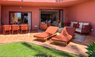 Hoogwaardig gerenoveerd tuinappartement met open zeezicht te koop, eerstelijnsstrand tussen Marbella en Estepona 783413 