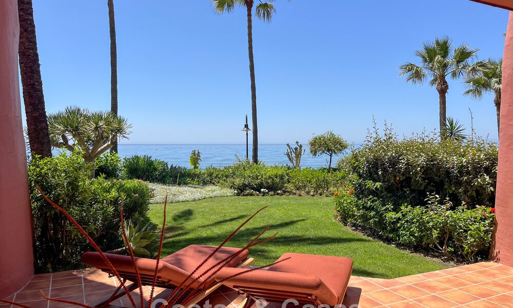 Hoogwaardig gerenoveerd tuinappartement met open zeezicht te koop, eerstelijnsstrand tussen Marbella en Estepona 783414
