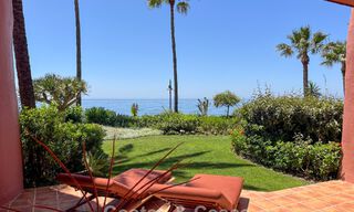 Hoogwaardig gerenoveerd tuinappartement met open zeezicht te koop, eerstelijnsstrand tussen Marbella en Estepona 783414 