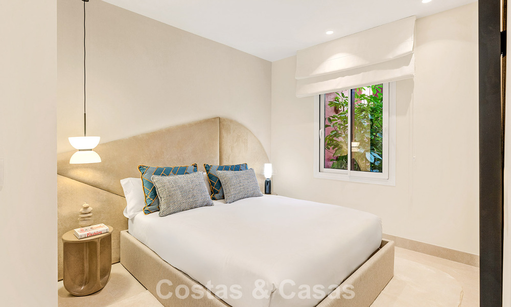 Hoogwaardig gerenoveerd tuinappartement met open zeezicht te koop, eerstelijnsstrand tussen Marbella en Estepona 783415