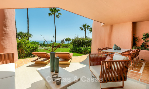 Hoogwaardig gerenoveerd tuinappartement met open zeezicht te koop, eerstelijnsstrand tussen Marbella en Estepona 783416
