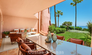 Hoogwaardig gerenoveerd tuinappartement met open zeezicht te koop, eerstelijnsstrand tussen Marbella en Estepona 783417 